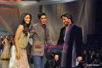 Saif Ali Khan, Kareena Kapoor at Manish malhotra Show on day 3 of HDIL on 14th Oct 2009 (10).JPG